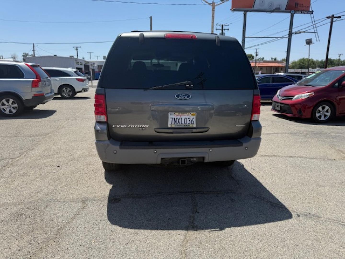 2003 Ford Expedition XLT Popular 5.4L 2WD (1FMFU15L13L) with an 5.4L V8 SOHC 16V engine, 4-Speed Automatic Overdrive transmission, located at 44356 Date Ave., Lancaster, CA, 93534, (661) 945-6555, 34.688919, -118.139374 - Photo#1