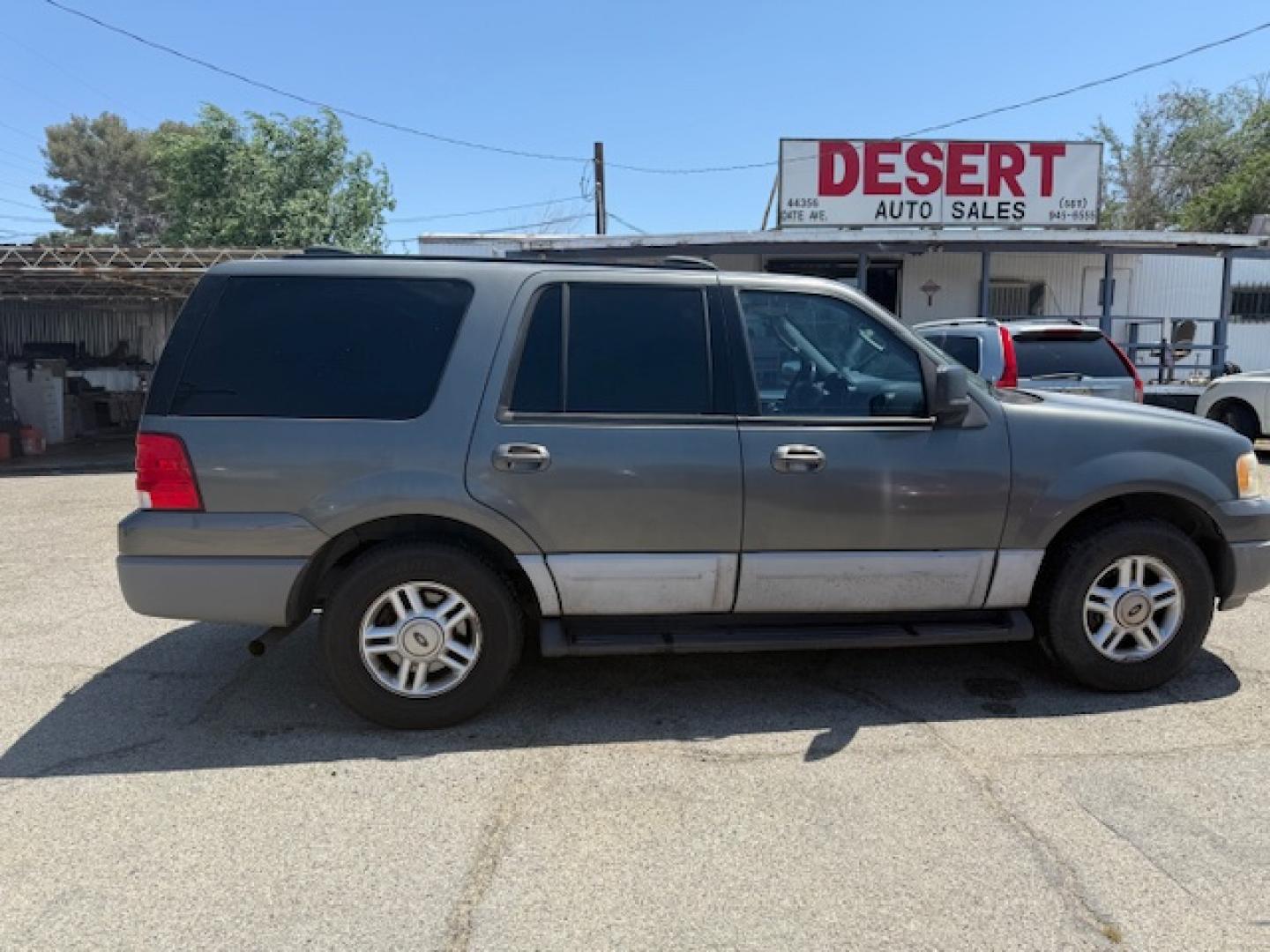 2003 Ford Expedition XLT Popular 5.4L 2WD (1FMFU15L13L) with an 5.4L V8 SOHC 16V engine, 4-Speed Automatic Overdrive transmission, located at 44356 Date Ave., Lancaster, CA, 93534, (661) 945-6555, 34.688919, -118.139374 - Photo#2