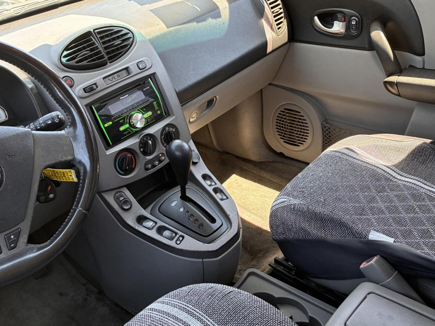 2004 Saturn Vue FWD V6 (5GZCZ53494S) with an 3.5L V6 SOHC 24V engine, 5-Speed Automatic Overdrive transmission, located at 44356 Date Ave., Lancaster, CA, 93534, (661) 945-6555, 34.688919, -118.139374 - Photo#4