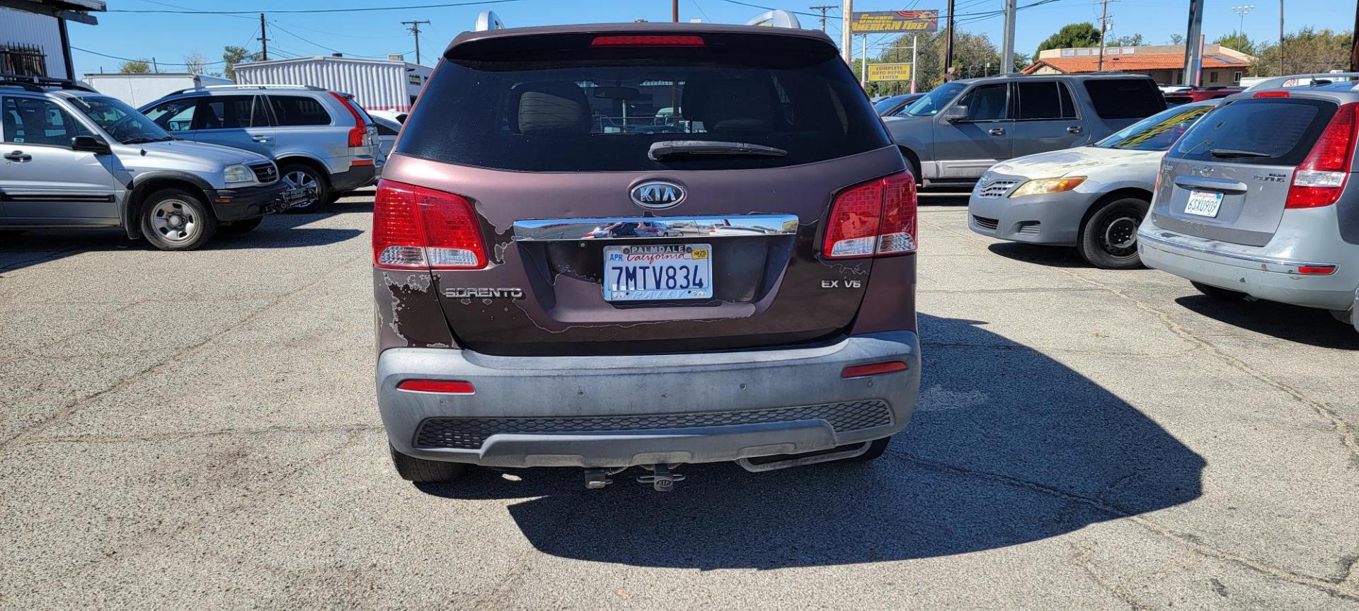 2011 Kia Sorento EX V6 2WD (5XYKU4A21BG) with an 3.5L V6 DOHC 24V engine, 6-Speed Automatic transmission, located at 44356 Date Ave., Lancaster, CA, 93534, (661) 945-6555, 34.688919, -118.139374 - Photo#3