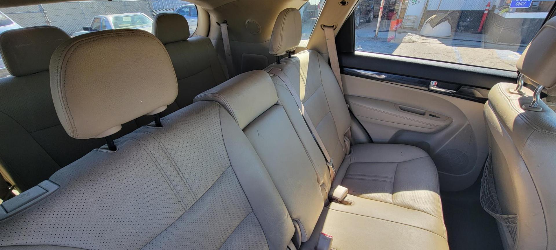 2011 Kia Sorento EX V6 2WD (5XYKU4A21BG) with an 3.5L V6 DOHC 24V engine, 6-Speed Automatic transmission, located at 44356 Date Ave., Lancaster, CA, 93534, (661) 945-6555, 34.688919, -118.139374 - Photo#5