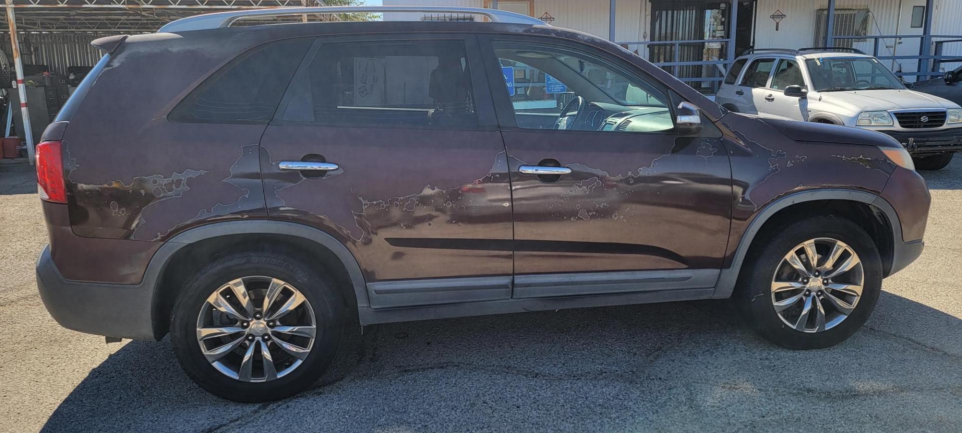 2011 Kia Sorento EX V6 2WD (5XYKU4A21BG) with an 3.5L V6 DOHC 24V engine, 6-Speed Automatic transmission, located at 44356 Date Ave., Lancaster, CA, 93534, (661) 945-6555, 34.688919, -118.139374 - Photo#2