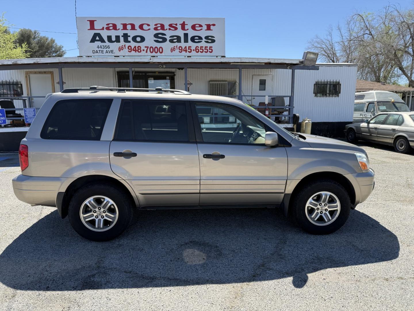 2005 Honda Pilot EX w/ Leather (2HKYF18535H) with an 3.5L V6 SOHC 24V engine, 5-Speed Automatic Overdrive transmission, located at 44356 Date Ave., Lancaster, CA, 93534, (661) 945-6555, 34.688919, -118.139374 - Photo#1