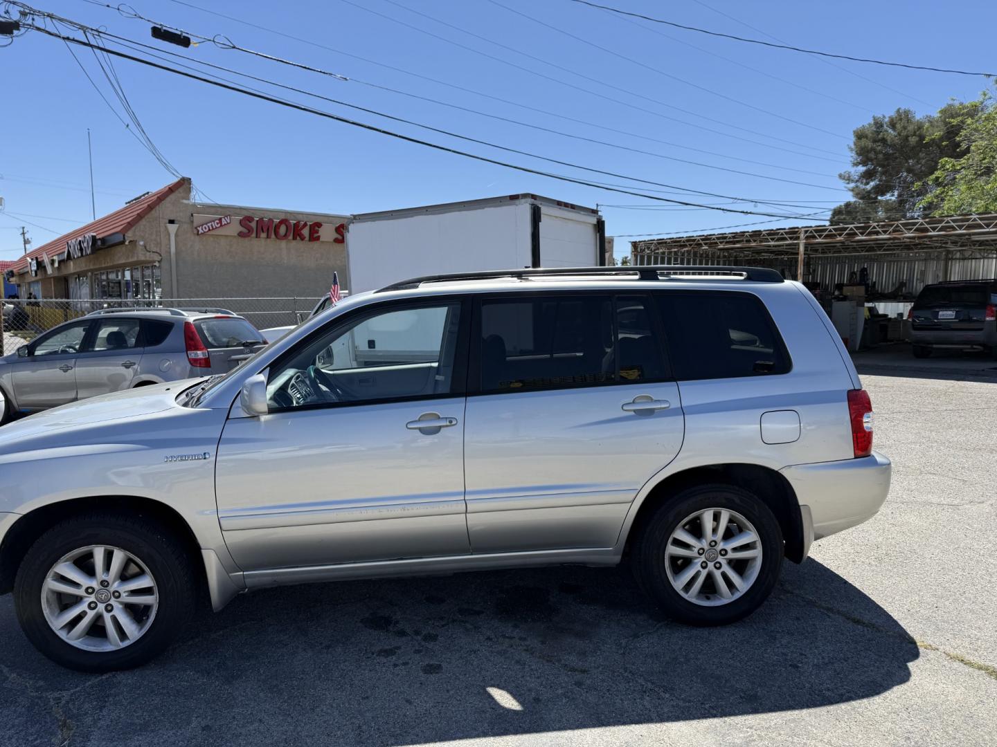 2006 Toyota Highlander Hybrid 2WD (JTEDW21A760) with an 3.3L V6 DOHC 24V HYBRID engine, Automatic CVT Overdrive transmission, located at 44356 Date Ave., Lancaster, CA, 93534, (661) 945-6555, 34.688919, -118.139374 - Photo#2