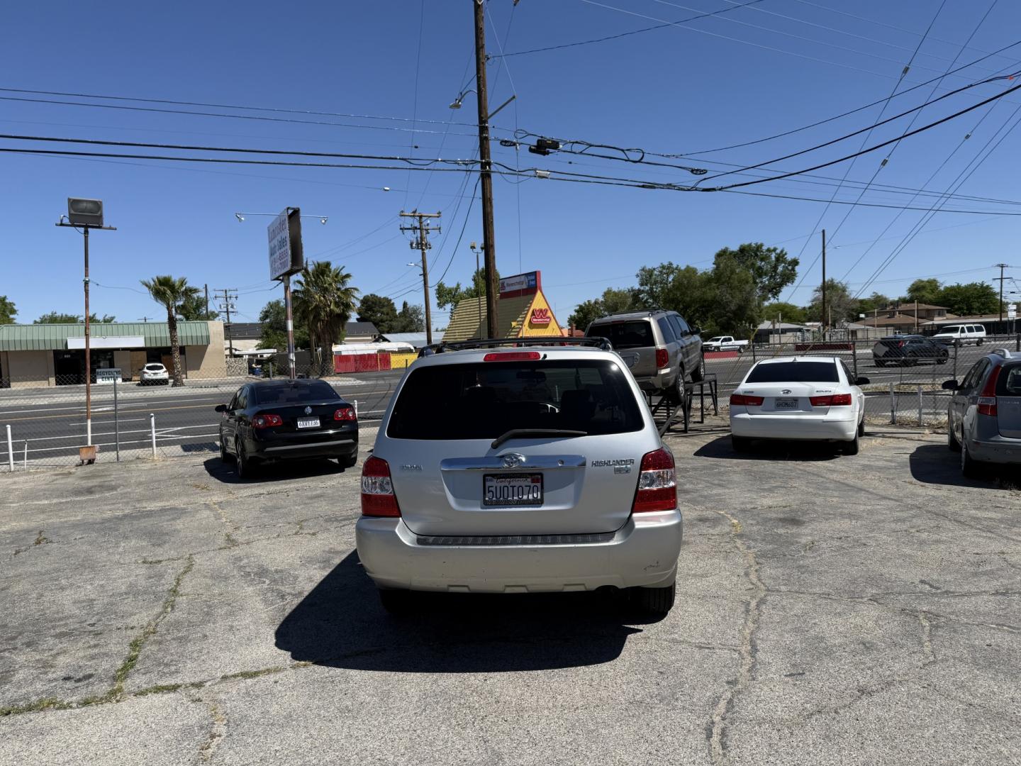 2006 Toyota Highlander Hybrid 2WD (JTEDW21A760) with an 3.3L V6 DOHC 24V HYBRID engine, Automatic CVT Overdrive transmission, located at 44356 Date Ave., Lancaster, CA, 93534, (661) 945-6555, 34.688919, -118.139374 - Photo#3