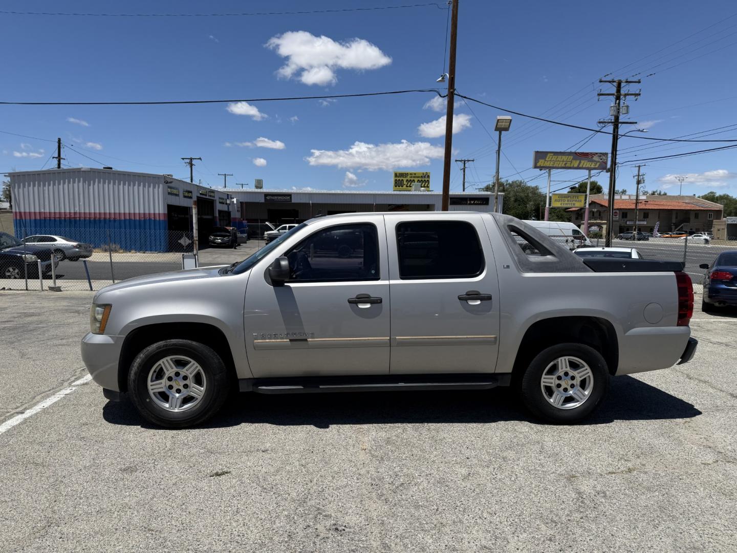 2007 Chevrolet Avalanche LS 2WD (3GNEC12017G) with an 5.3L V8 OHV 16V FFV engine, 4-Speed Automatic Overdrive transmission, located at 44356 Date Ave., Lancaster, CA, 93534, (661) 945-6555, 34.688919, -118.139374 - Photo#1