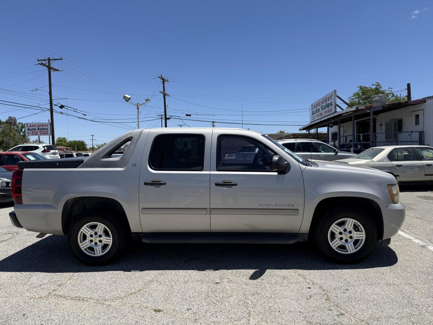 2007 Chevrolet Avalanche LS 2WD (3GNEC12017G) with an 5.3L V8 OHV 16V FFV engine, 4-Speed Automatic Overdrive transmission, located at 44356 Date Ave., Lancaster, CA, 93534, (661) 945-6555, 34.688919, -118.139374 - Photo#2