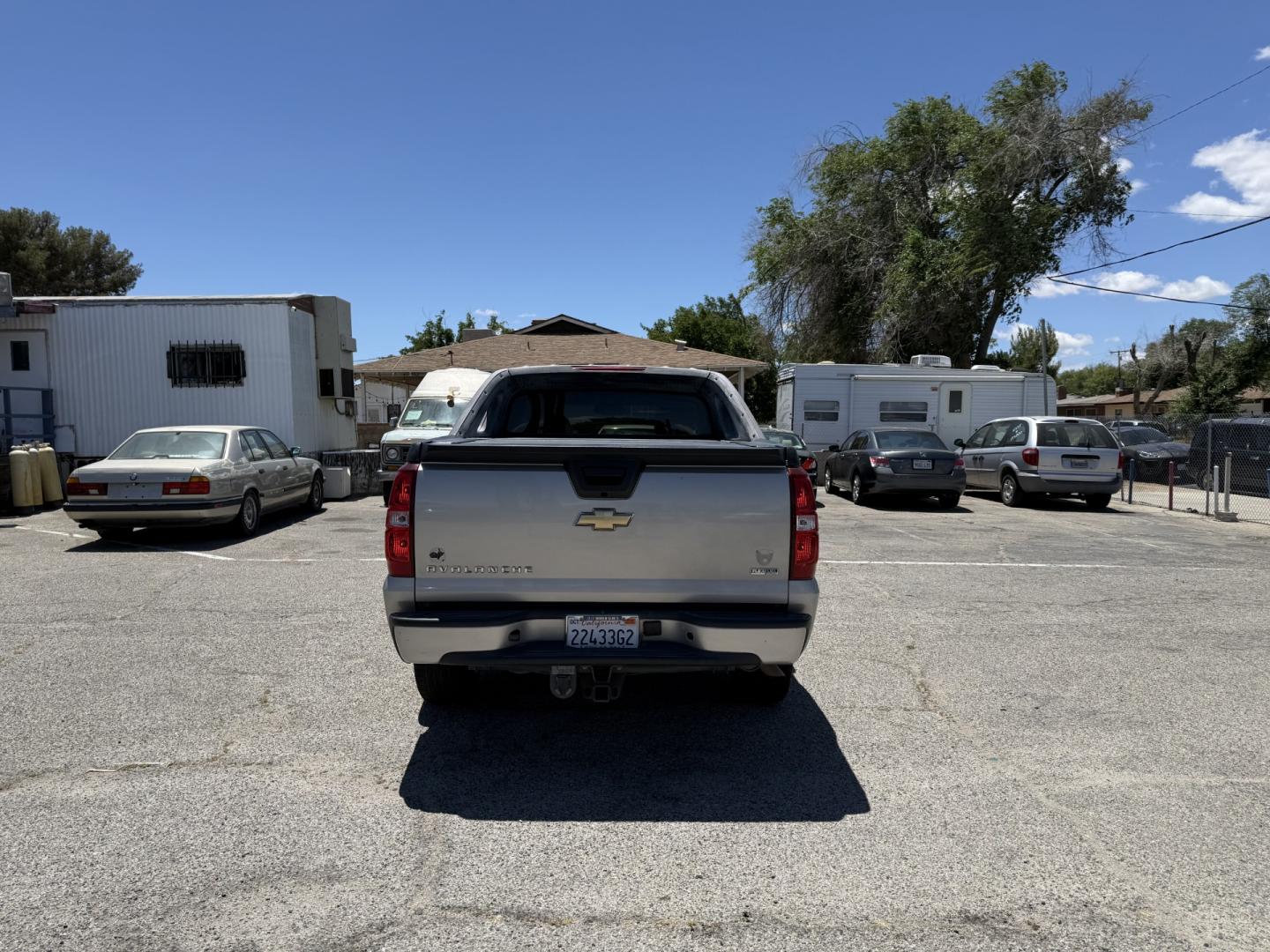2007 Chevrolet Avalanche LS 2WD (3GNEC12017G) with an 5.3L V8 OHV 16V FFV engine, 4-Speed Automatic Overdrive transmission, located at 44356 Date Ave., Lancaster, CA, 93534, (661) 945-6555, 34.688919, -118.139374 - Photo#3