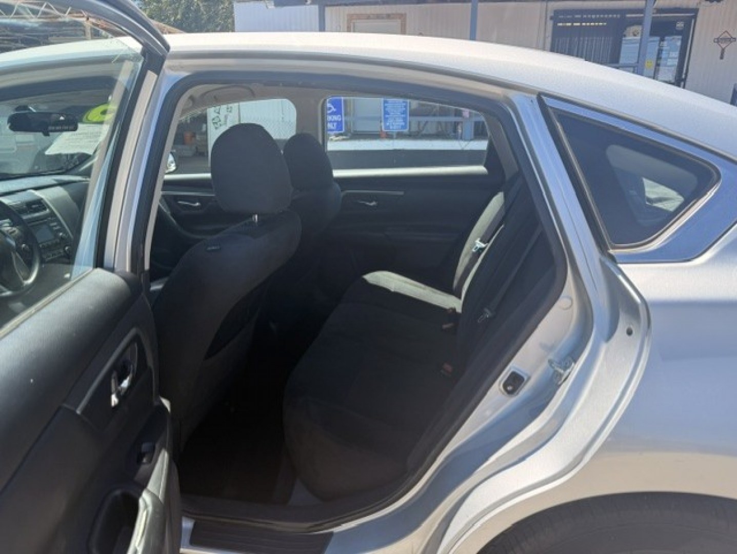 2015 Nissan Altima 2.5 S (1N4AL3AP3FN) with an 2.5L L4 DOHC 16V engine, CVT transmission, located at 44356 Date Ave., Lancaster, CA, 93534, (661) 945-6555, 34.688919, -118.139374- Photo#4